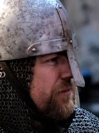 Mann mit Nasalhelm