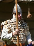 Mann mit Nasalhelm
